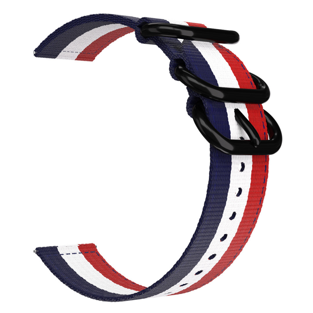 Ein Uhrenarmband mit blau, weiß und rot gestreiften Streifen. Es hat schwarze Metallschlaufen und eine Schnalle. Der Hintergrund ist weiß.