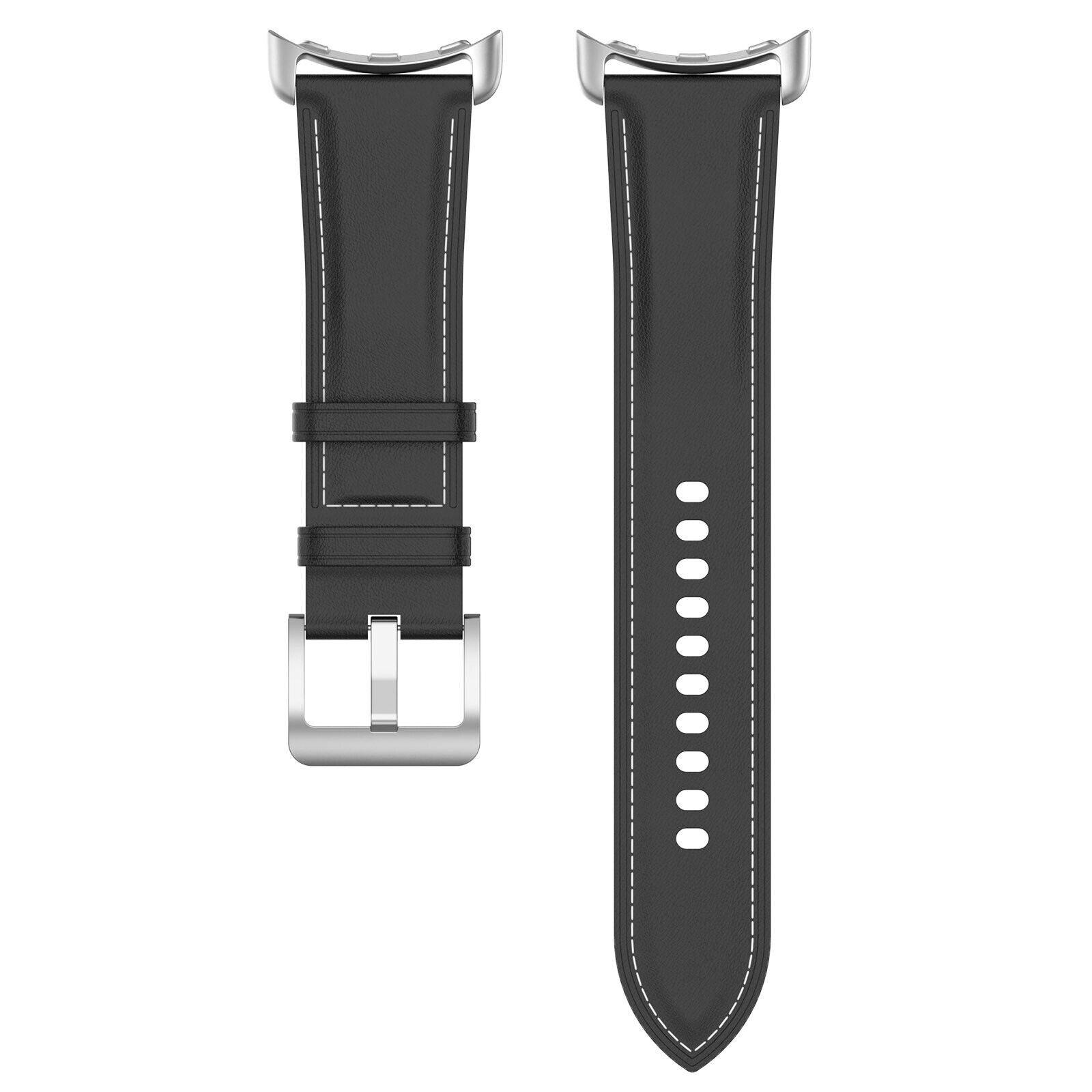 Zwei schwarze Leder-Armbänder mit weißen Nähten und silberner Hardware. Eines hat eine Schnalle, das andere hat Einstelllöcher.