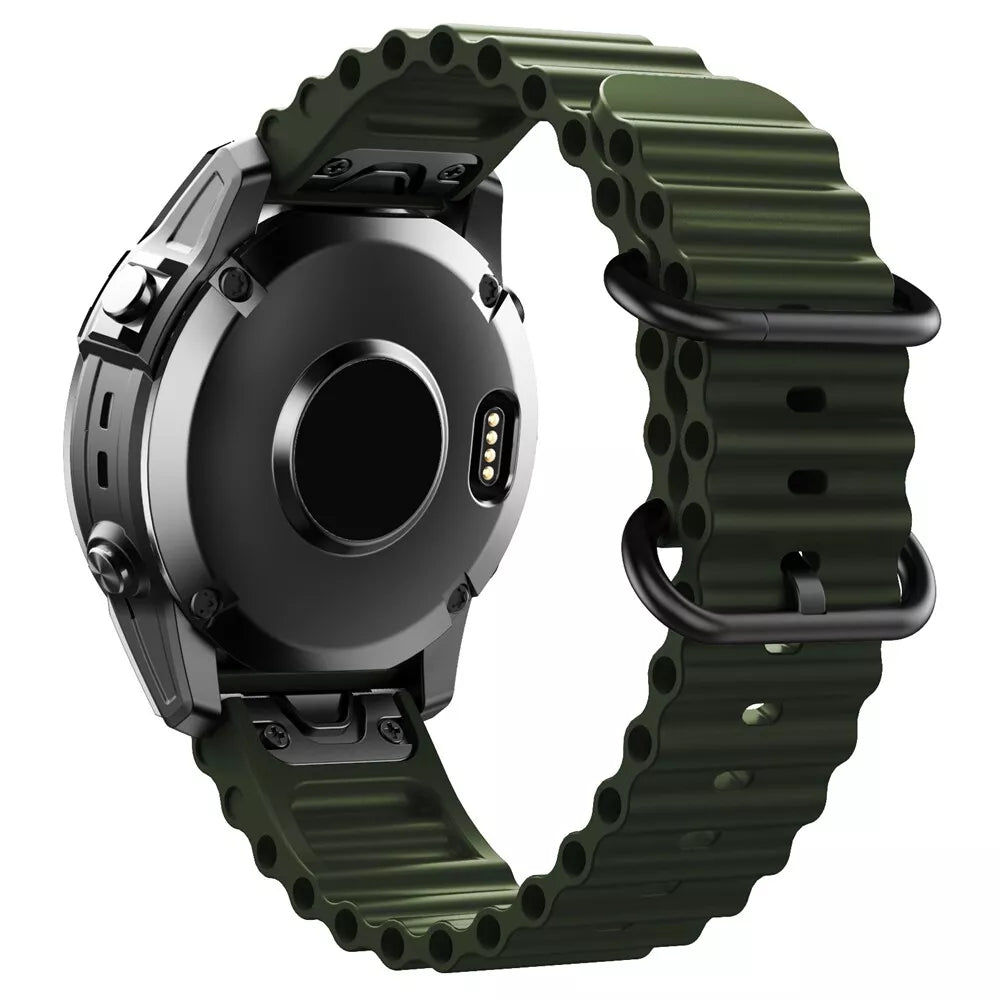 Nahaufnahme einer dunklen Smartwatch mit grünem Armband. Die Rückseite der Uhr zeigt Sensoren. Das Armband hat ein wellenartiges Design.