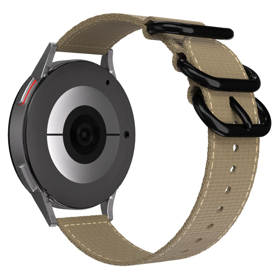 Eine Smartwatch mit Khaki-Stoffband und schwarzen Verschlüssen. Das Zifferblatt ist dunkelgrau mit silbernen Akzenten.