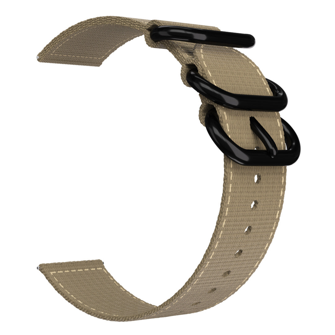 Beiges Uhrenarmband mit schwarzen Metallschnallen. Das Armband besteht aus gewebtem Material und hat Löcher. Weißer Hintergrund.