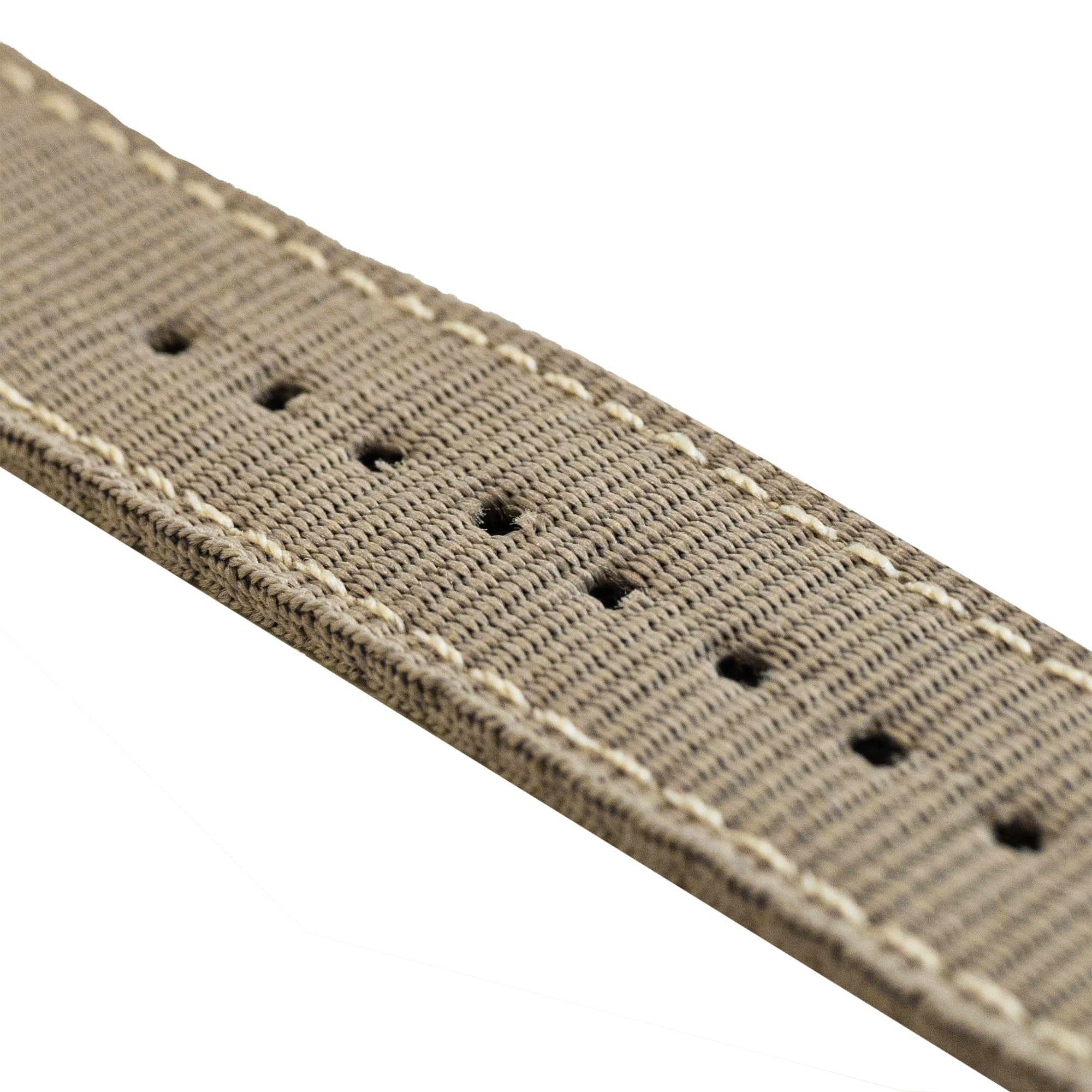 Nahaufnahme eines beigefarbenen Uhrenarmbands mit genähten Kanten und mehreren Löchern zur Anpassung. Weißer Hintergrund.