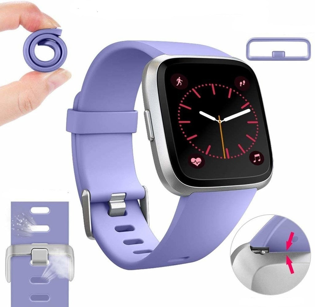Eine lila Smartwatch mit schwarzem Bildschirm, der Zeit und Symbole anzeigt. Zusätzliche Teile sind ein aufgerolltes Armband und Schnallendetails.