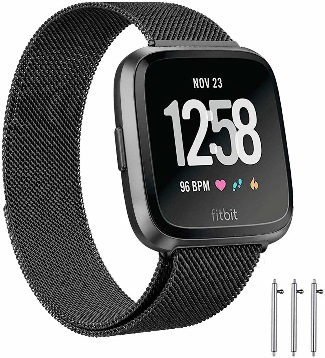 Schwarze Fitbit Smartwatch mit Metallarmband. Der Bildschirm zeigt Uhrzeit, Datum und Herzfrequenz. Zubehör umfasst Stifte.
