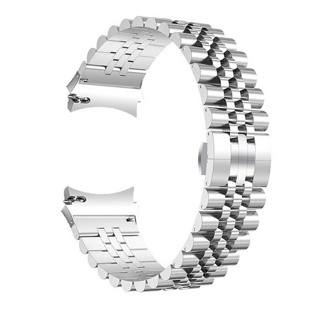 Ein silbernes Edelstahl-Uhrenarmband vor weißem Hintergrund. Das Band hat ein gebogenes, segmentiertes Design und ist offen.