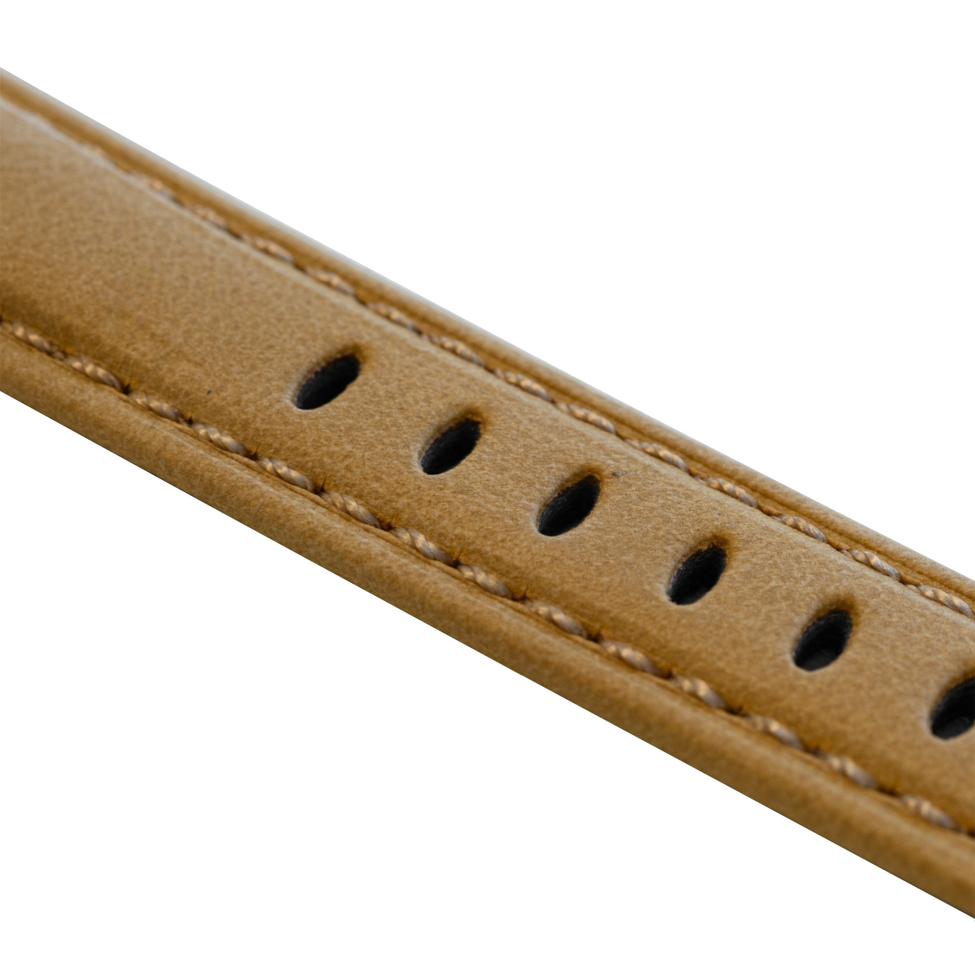 Nahaufnahme eines hellbraunen Lederarmbands mit ovalen Löchern und beigen Nähten. Der Hintergrund ist weiß.