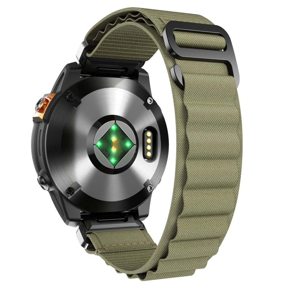 Nahaufnahme einer Smartwatch. Rückansicht zeigt Sensor, metallisches Finish und olivgrünes Armband. Schwarze Metallschnalle und Banddetails.