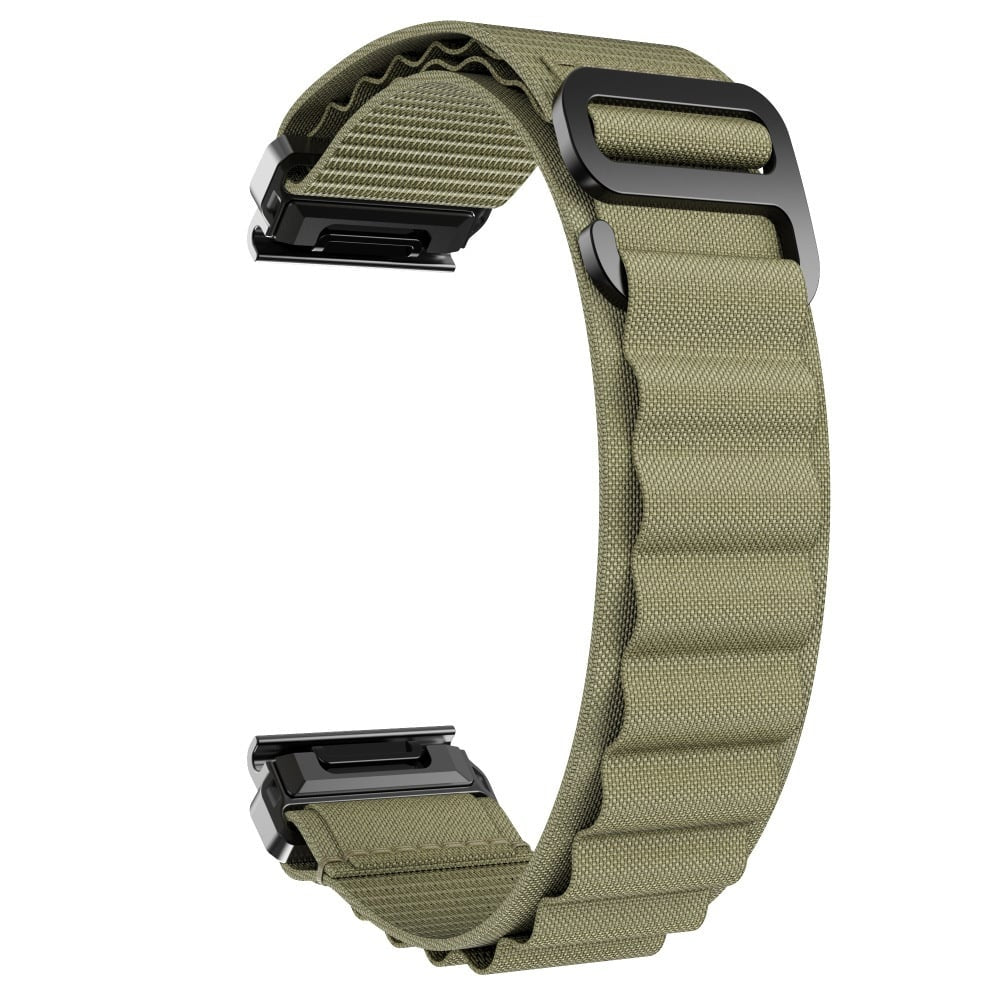 Ein khakifarbener Uhrenarmband mit schwarzen Metallverschlüssen und Magnetverschluss. Das Armband ist gebogen, strukturiert und vor weißem Hintergrund.