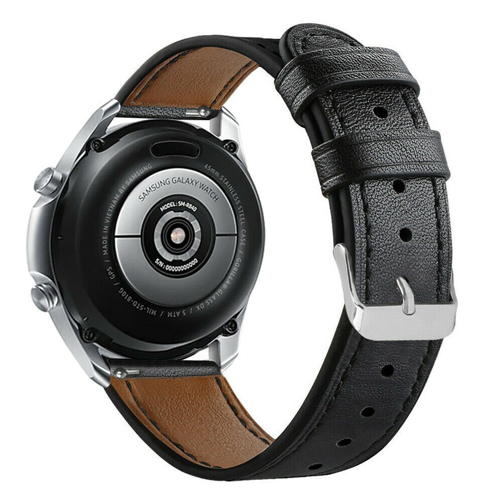 Eine Samsung Galaxy Watch mit schwarzem Lederarmband. Das Zifferblatt ist schwarz mit silbernen Akzenten. Das Armband ist befestigt.