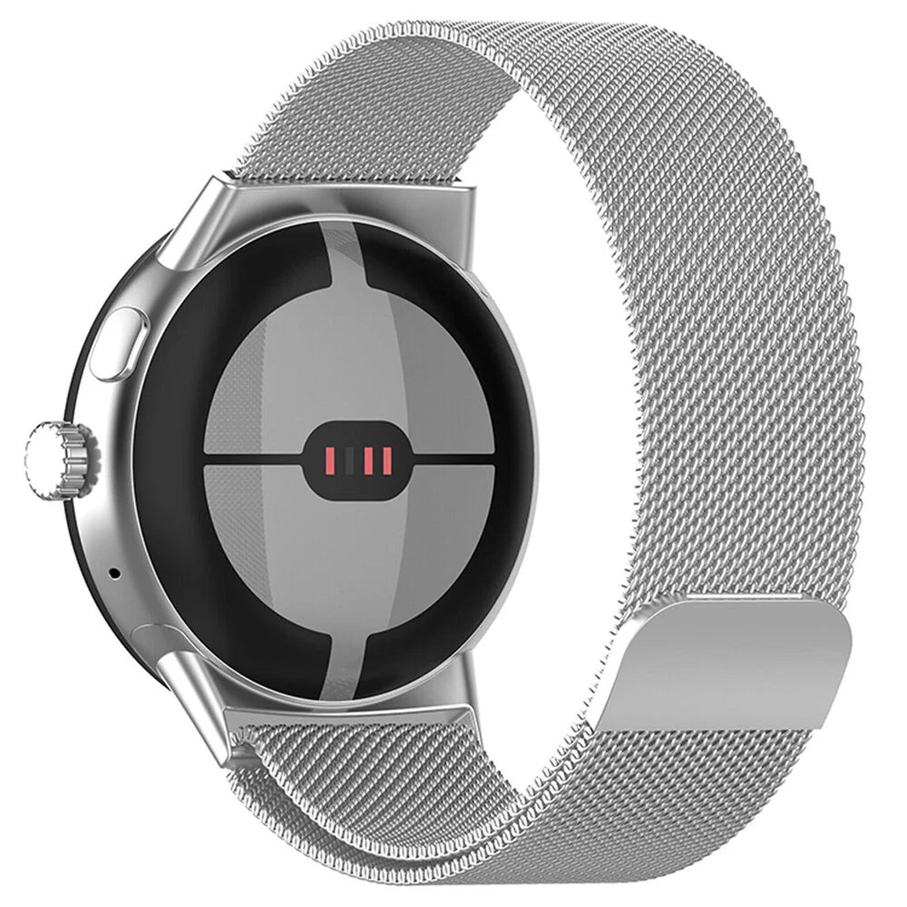 Eine silberne Smartwatch mit einem Metallgeflechtarmband. Das Zifferblatt ist grau und schwarz mit roten Linien. Das Armband ist geschlungen.
