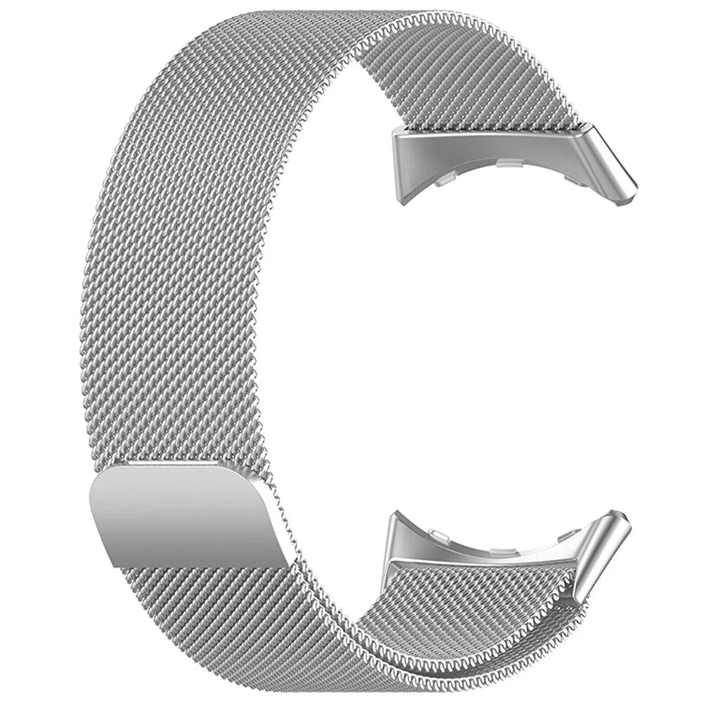 Ein silbernes Edelstahl-Uhrenarmband. Es hat ein Mesh-Design mit einem Verschluss. Das Band hat eine C-Form.