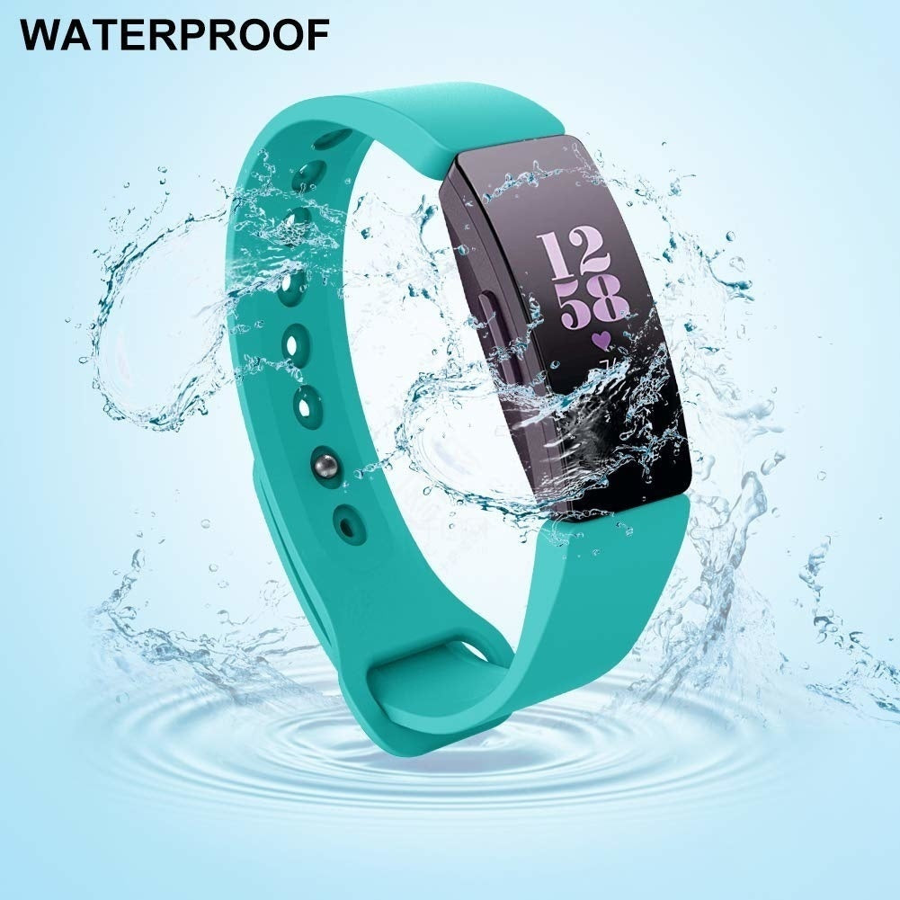 Ein türkisfarbener wasserdichter Fitness-Tracker mit digitaler Anzeige 12:58. Wasser umgibt das Gerät, was seine Wasserdichtigkeit zeigt.