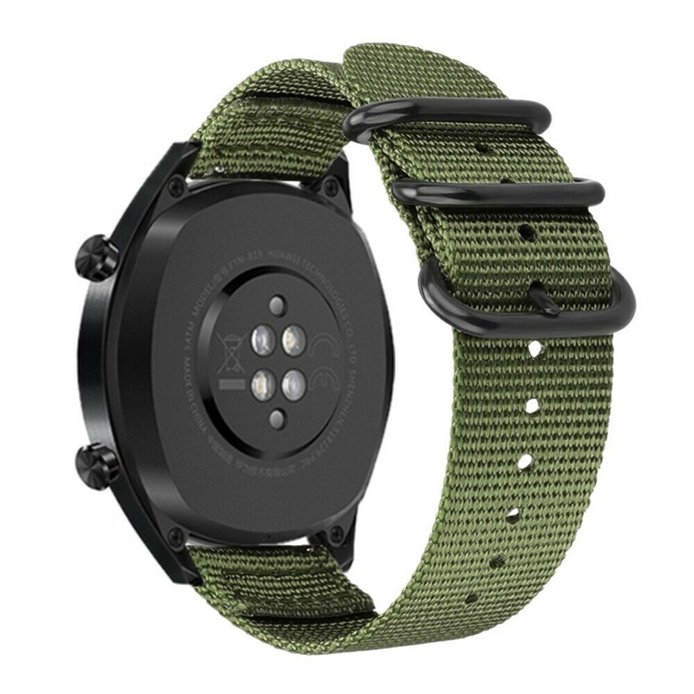 Eine schwarze Smartwatch mit grünem Stoffarmband. Die Rückseite der Uhr zeigt Sensoren und Text. Das Armband hat schwarze Metallschlaufen.