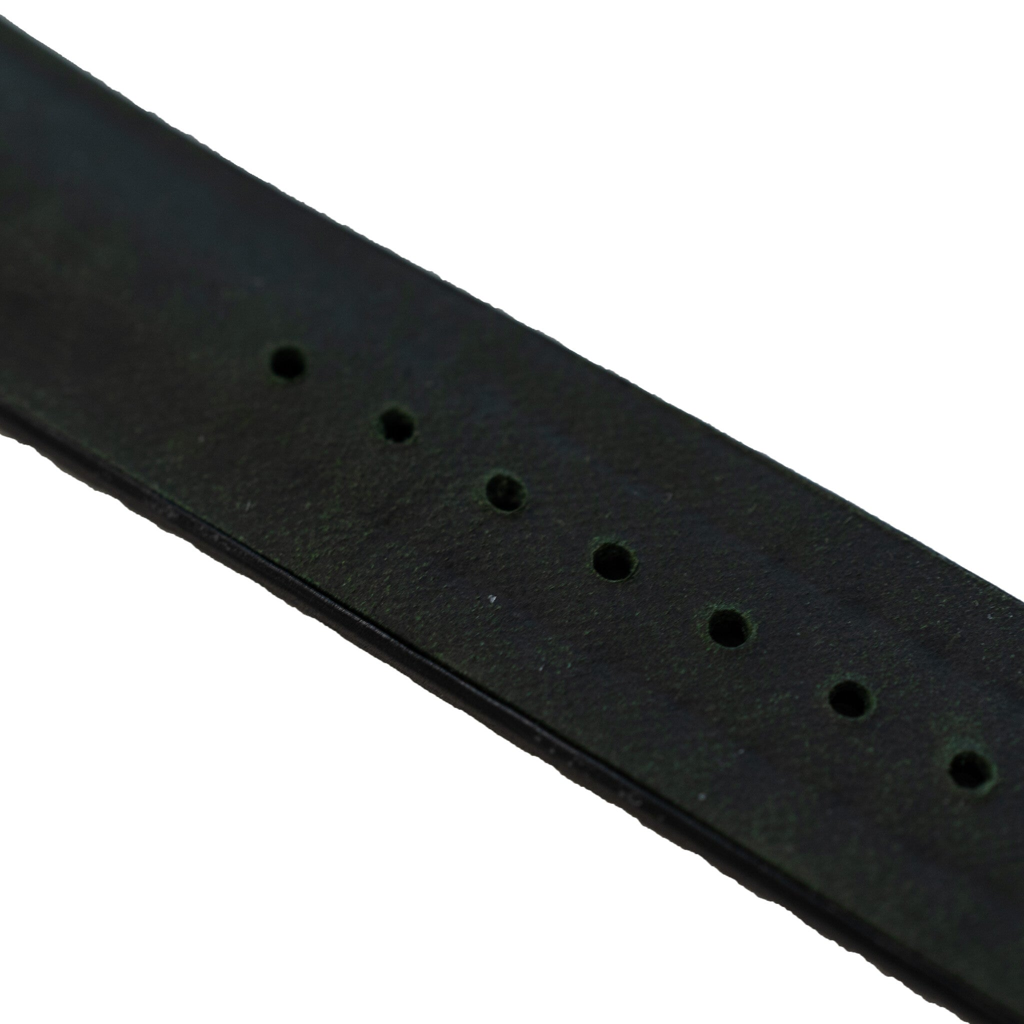 Nahaufnahme eines dunkelgrünen Uhrenarmbands mit mehreren Löchern. Weißer Hintergrund. Das Armband ist von oben links nach unten rechts abgewinkelt.