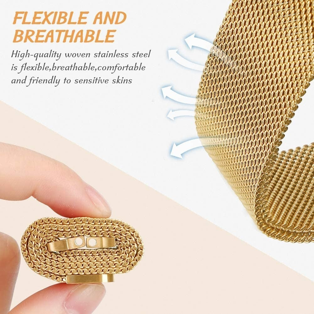 Eine Hand hält ein goldgewebtes Metallarmband. Der Hintergrund zeigt eine Nahaufnahme des gleichen Armbandmaterials und Text.