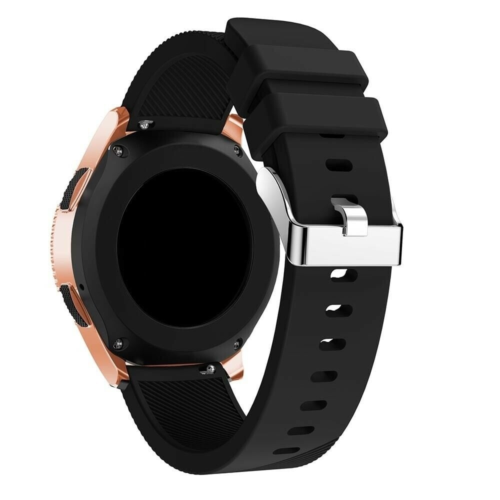Eine schwarze Smartwatch mit goldener Lünette und schwarzem Armband, das Armband wird mit einer silbernen Schnalle befestigt. Die Uhr vor weißem Hintergrund.