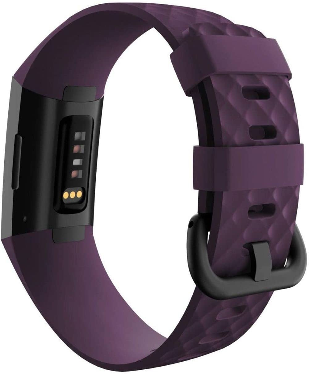 Eine lila Fitness-Tracker-Uhr mit schwarzem Bildschirm und Armband. Das Armband hat eine schwarze Schnalle. Der Bildschirm zeigt Indikatoren.