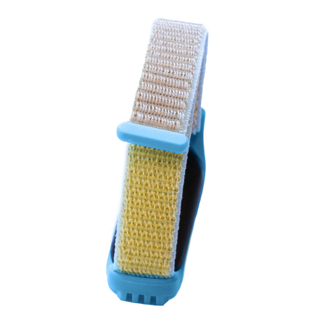 Ein blaues und gelbes Uhrenarmband wird vor weißem Hintergrund gezeigt. Das Armband ist teilweise geöffnet, die gelbe Seite ist sichtbar.