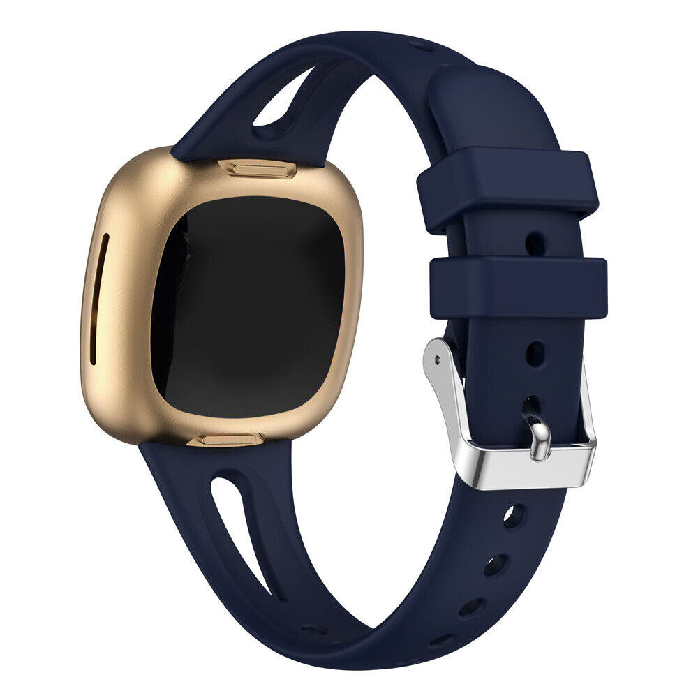 Eine Smartwatch mit goldenem Gehäuse und schwarzem Bildschirm. Sie hat ein marineblaues Armband mit silberner Schnalle. Der Hintergrund ist weiß.