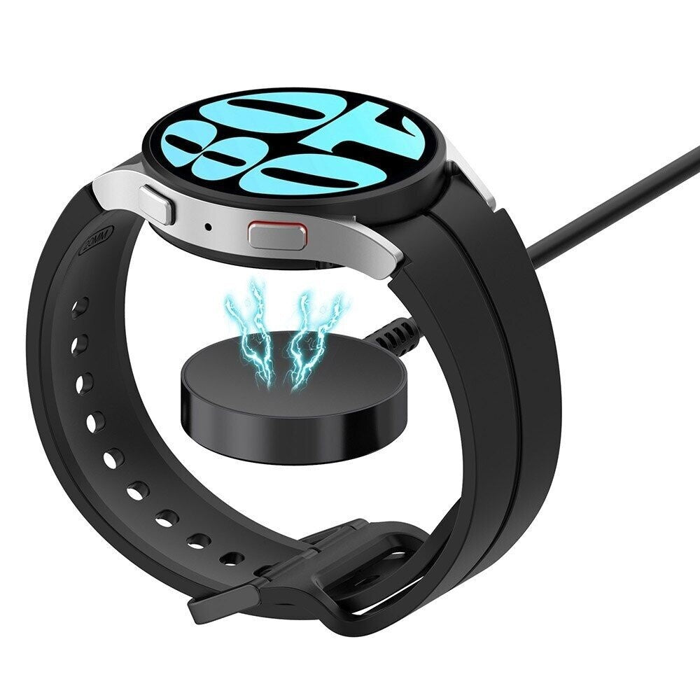 Eine silberne und schwarze Smartwatch auf einer schwarzen Ladestation. Das Zifferblatt zeigt eine digitale Anzeige. Blitze gehen vom Ladegerät aus.