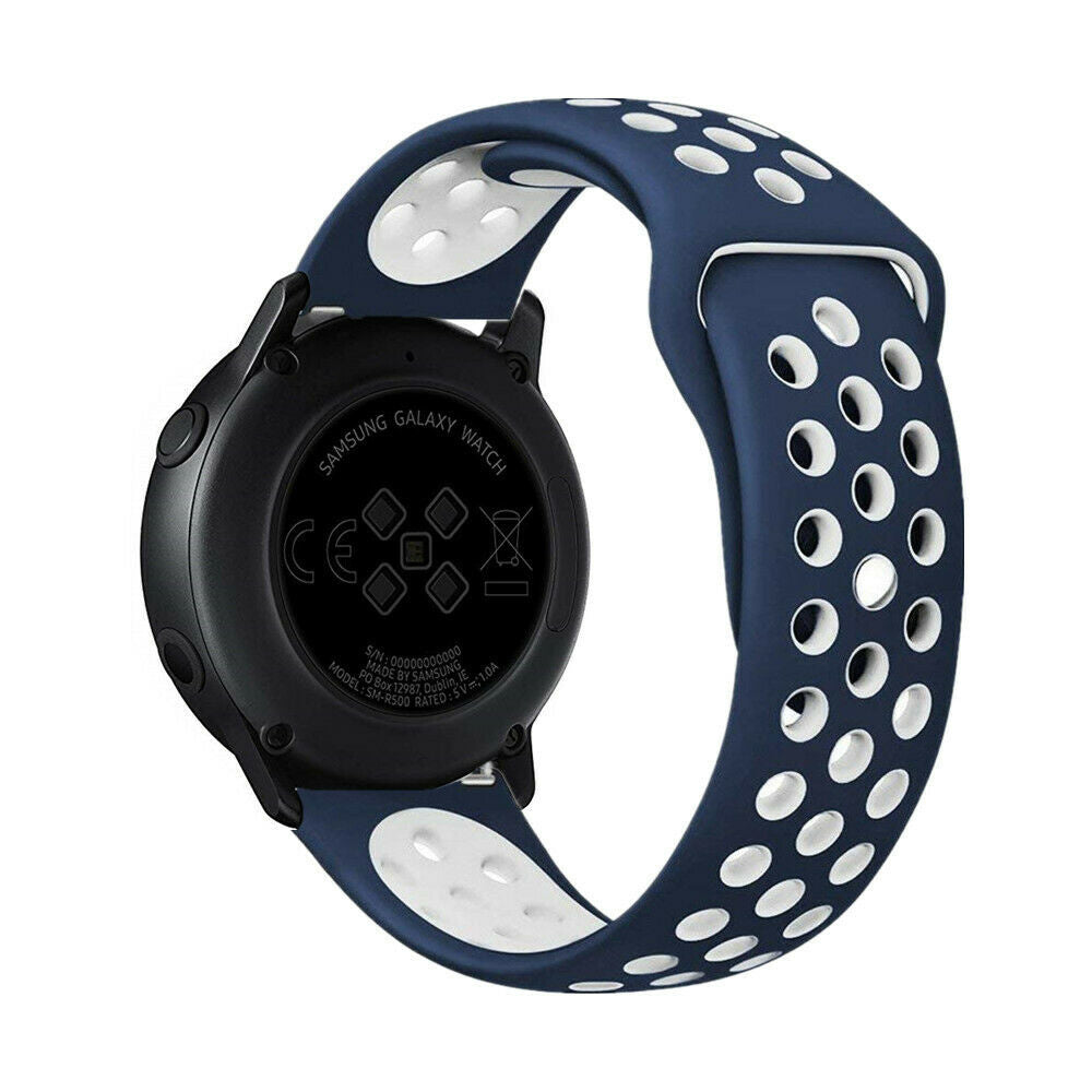 Eine Samsung Galaxy Watch mit einem marineblauen und weißen perforierten Armband wird vor einem weißen Hintergrund gezeigt.