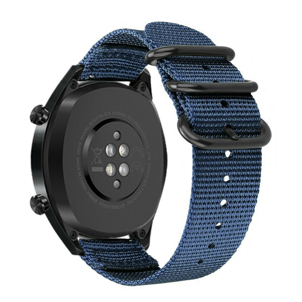 Eine schwarze Smartwatch mit blauem Stoffarmband. Die Rückseite der Uhr ist sichtbar und zeigt Sensoren und Text. Schwarze Schnalle und Schlaufen am Armband.