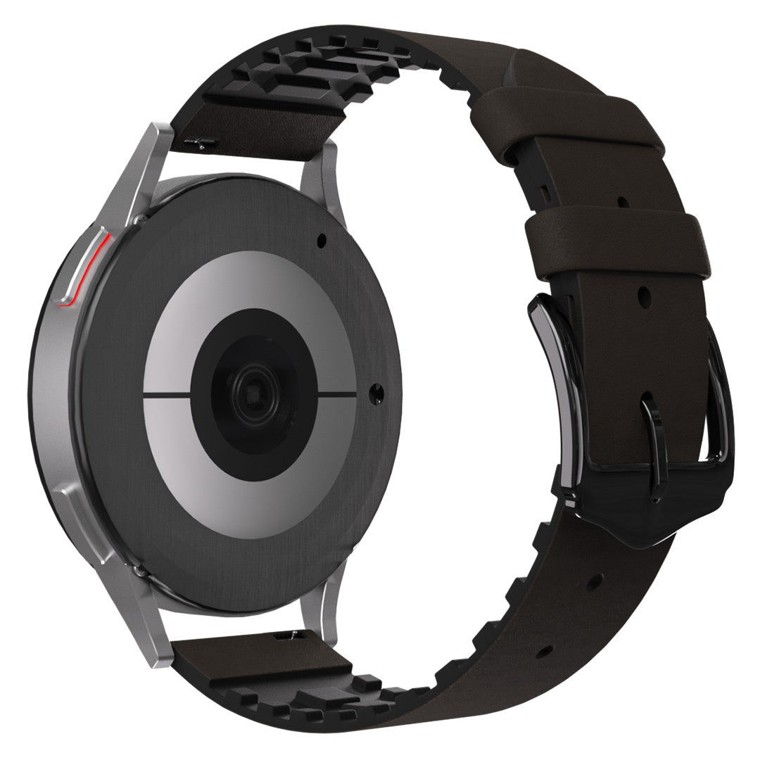 Eine Smartwatch mit schwarzem Zifferblatt, silbernem Rand und braunem Lederarmband. Die Uhr ist abgewinkelt und zeigt die Rückseite und die Schnalle.