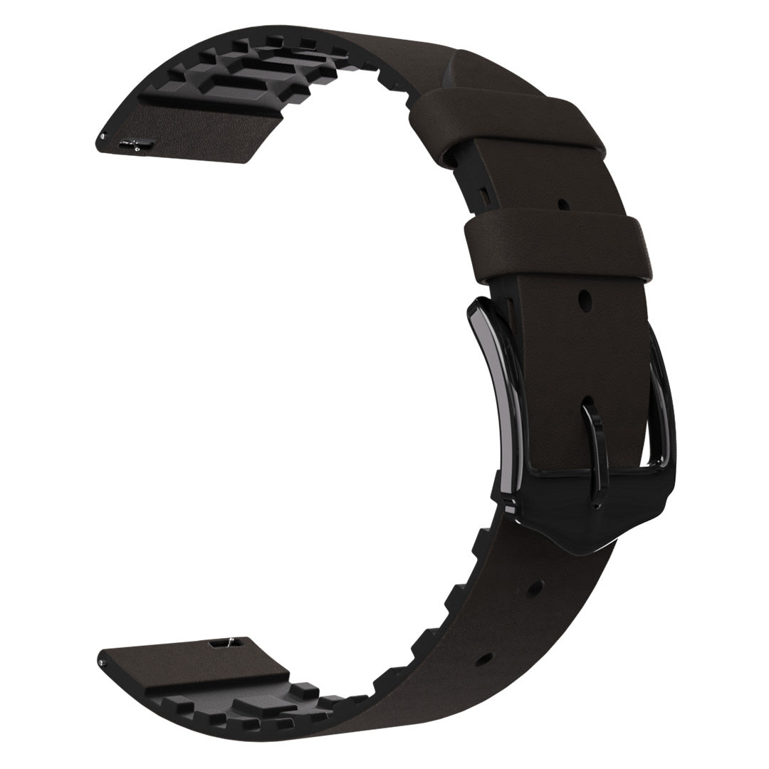 Ein braunes Lederarmband mit schwarzer Schnalle vor weißem Hintergrund. Das Band ist gebogen und wirkt neu.
