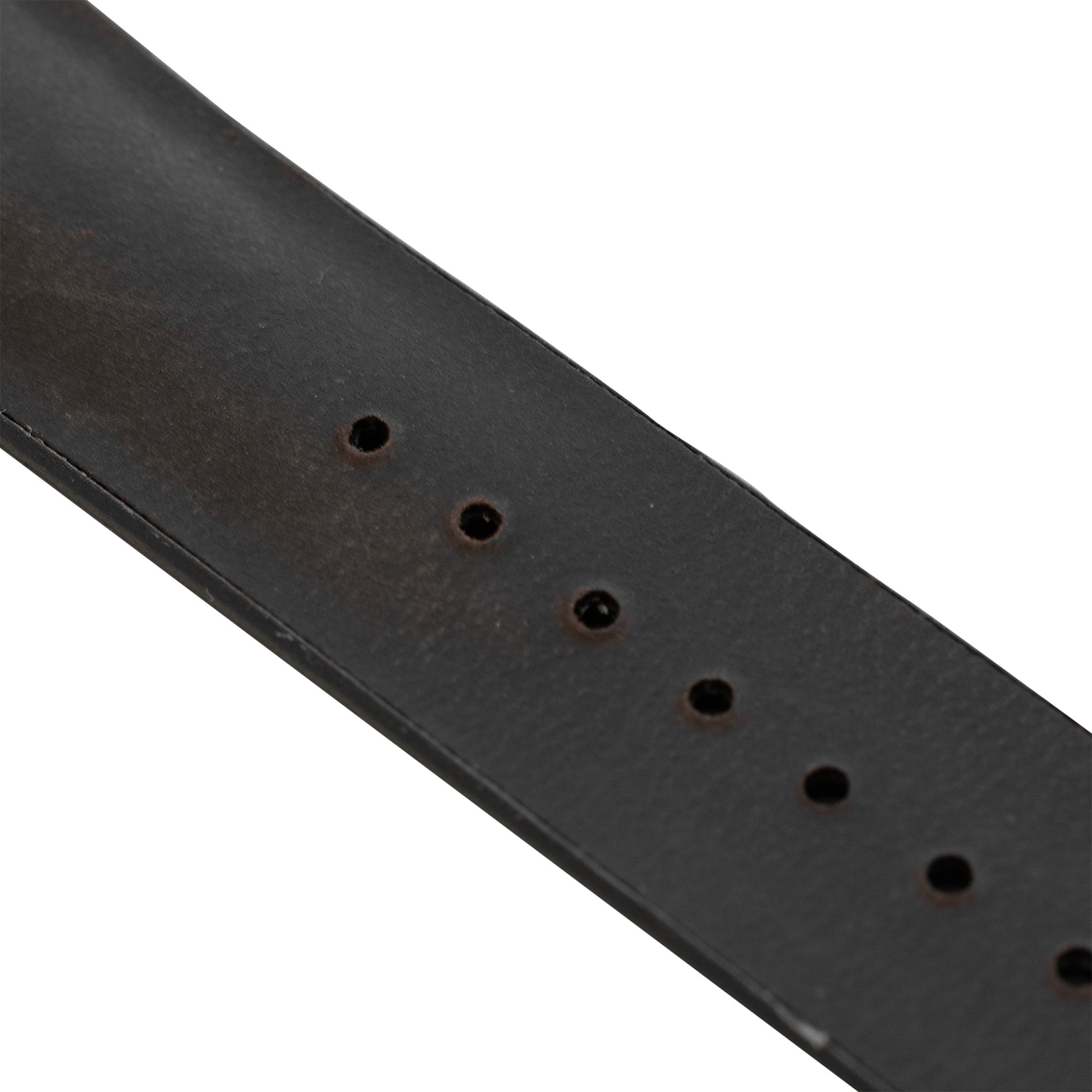 Nahaufnahme eines schwarzen Leder-Uhrenarmbands mit mehreren runden Löchern zur Anpassung, vor weißem Hintergrund.