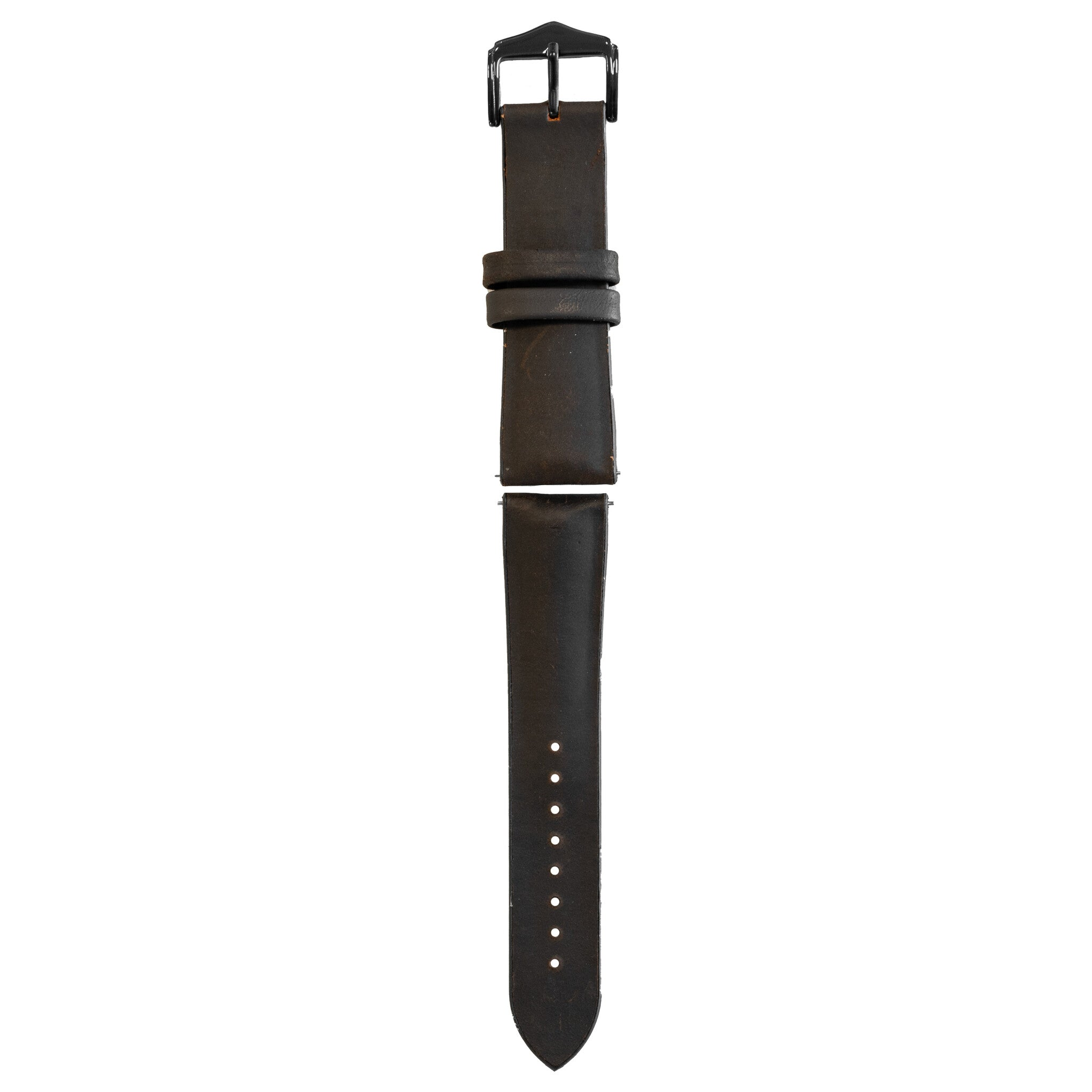 Ein schwarzes Lederarmband auf weißem Hintergrund. Der Riemen ist abgenommen und zeigt eine Schnalle und mehrere Verstelllöcher.
