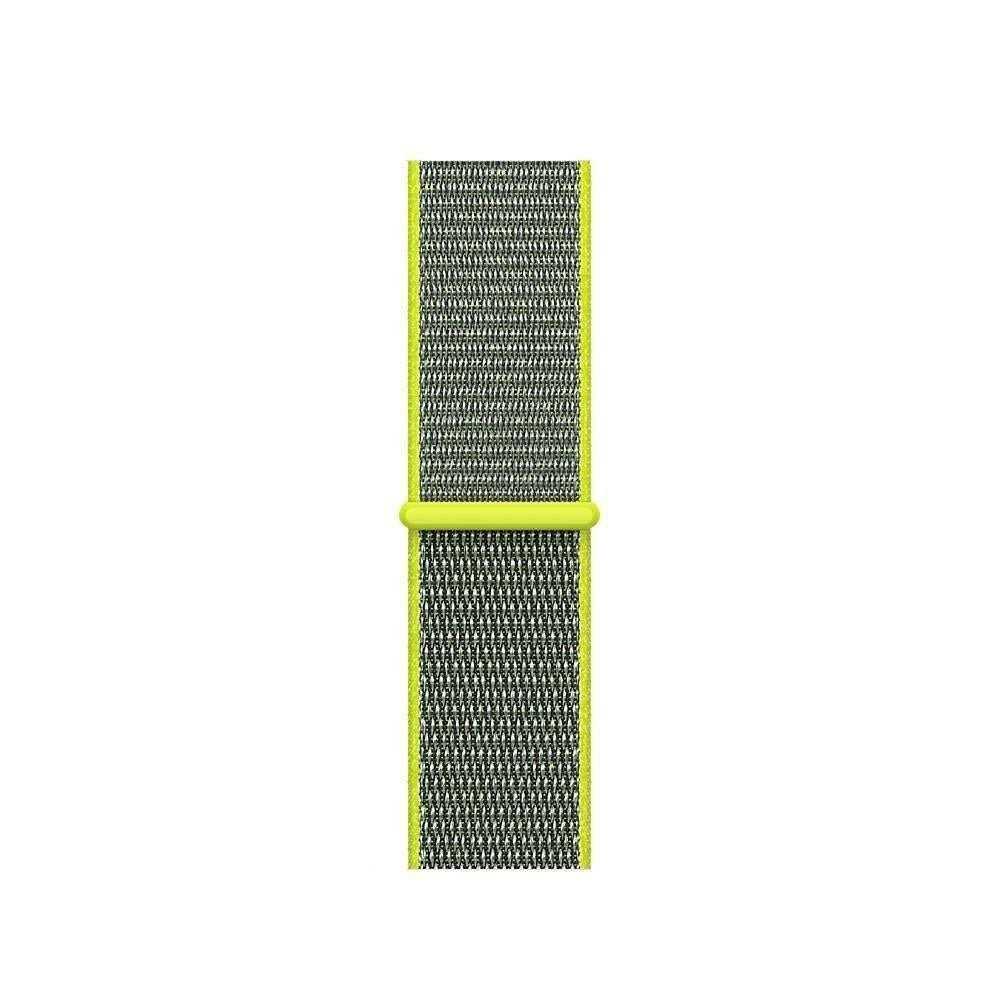 Ein Armband mit grünem Rand, grau-schwarzer Webstruktur und einer gelben Schnalle. Der Hintergrund ist weiß.