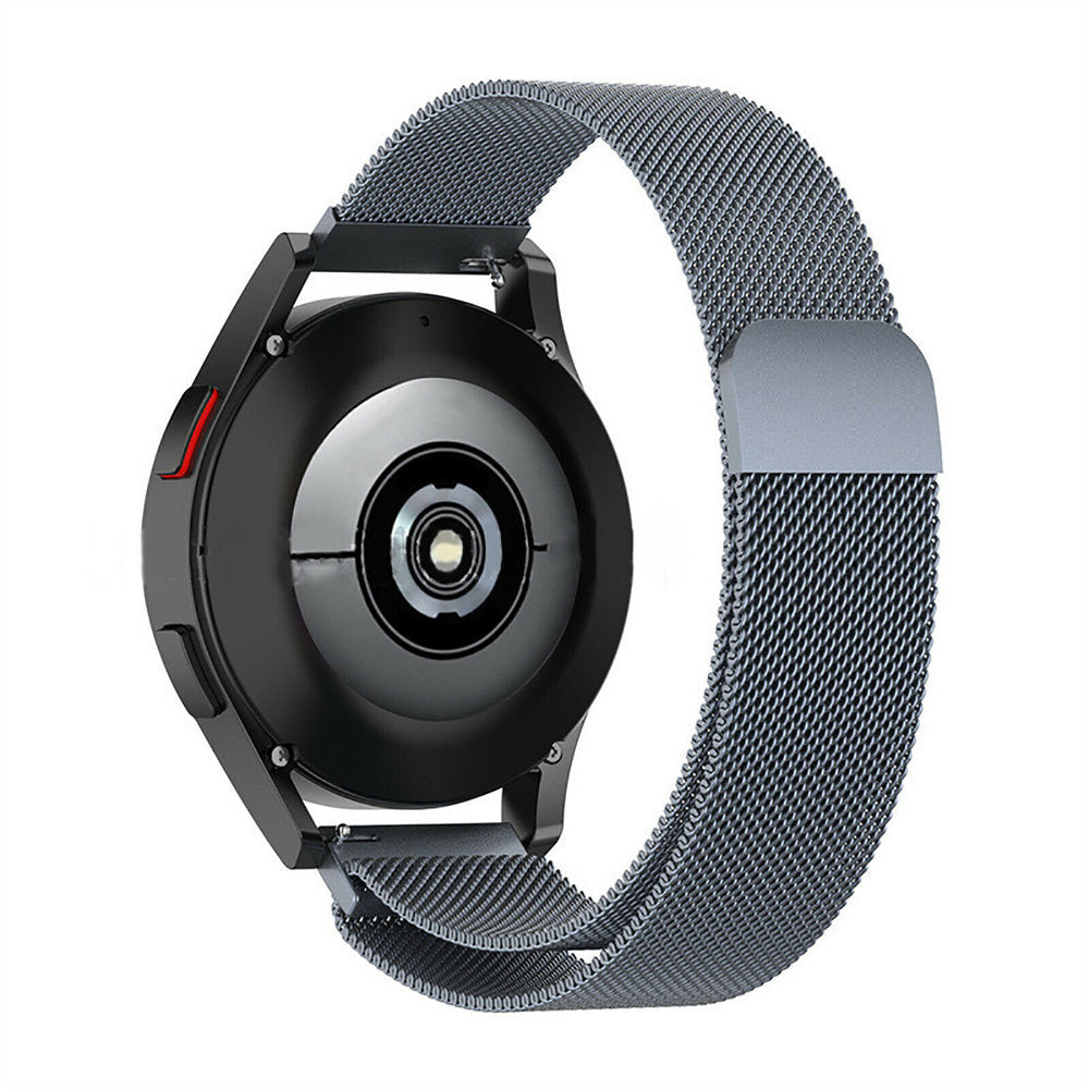 Nahaufnahme einer Smartwatch mit grauem Mesh-Armband. Die Uhr ist schwarz mit roter Akzentuierung. Das Armband ist umwickelt.