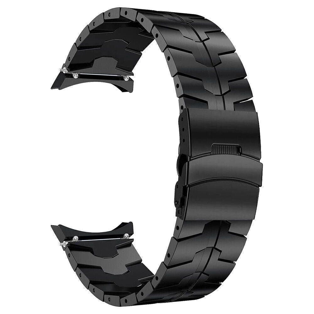 Ein schwarzes Uhrenarmband liegt auf einer weißen Oberfläche. Es besteht aus verbundenen Metallteilen mit einem Verschluss. Das Armband ist gebogen.