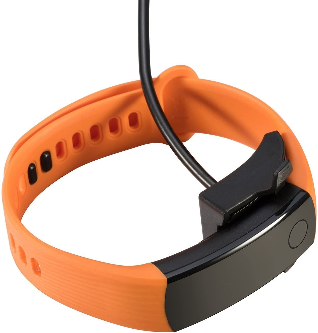 Ein orangefarbener Fitnesstracker mit schwarzem Bildschirm und Armband, verbunden mit einem schwarzen Ladekabel, vor weißem Hintergrund.