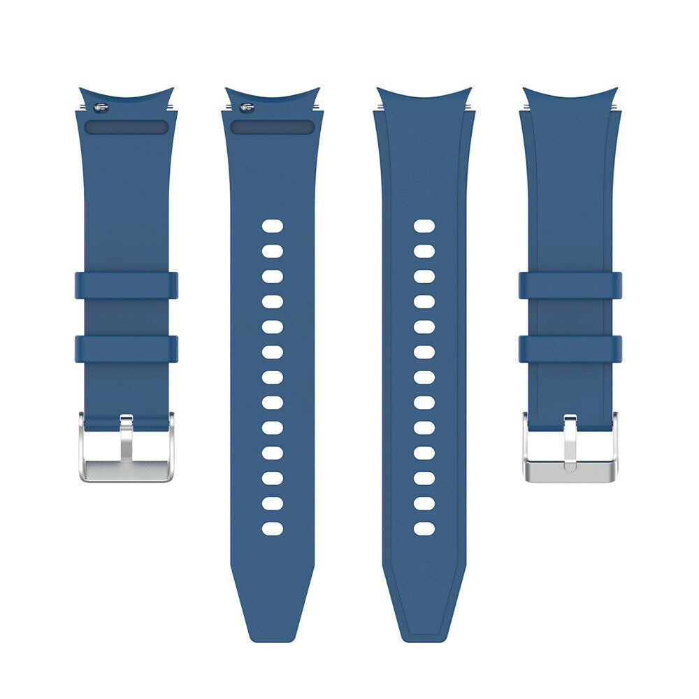 Vier blaue Uhrenarmbänder mit silbernen Schnallen. Zwei Armbänder haben Löcher, zwei haben Schnallen. Alle auf weißem Hintergrund.
