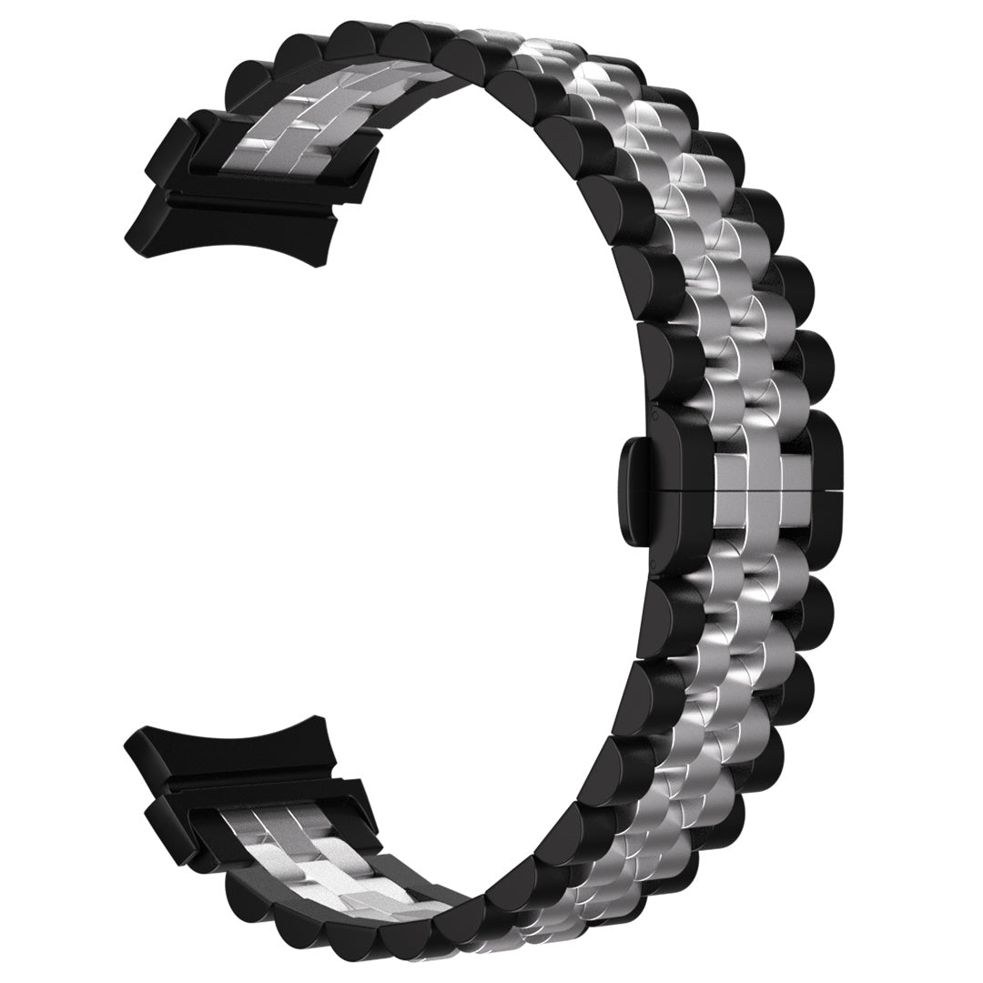Ein gebogenes Uhrenarmband mit abwechselnd schwarzen und silbernen Gliedern. Das Band befindet sich auf einem weißen Hintergrund.