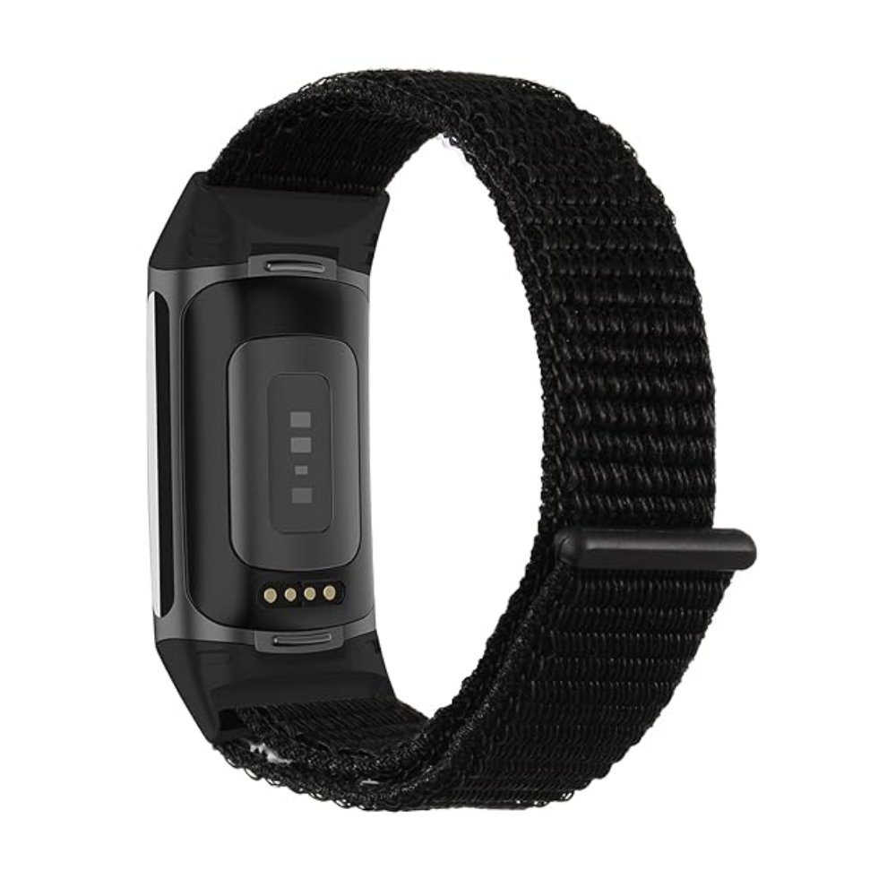 Schwarze Smartwatch mit schwarzem Stoffarmband. Das Zifferblatt hat einen rechteckigen Bildschirm und Ladestifte. Isoliert auf Weiß.