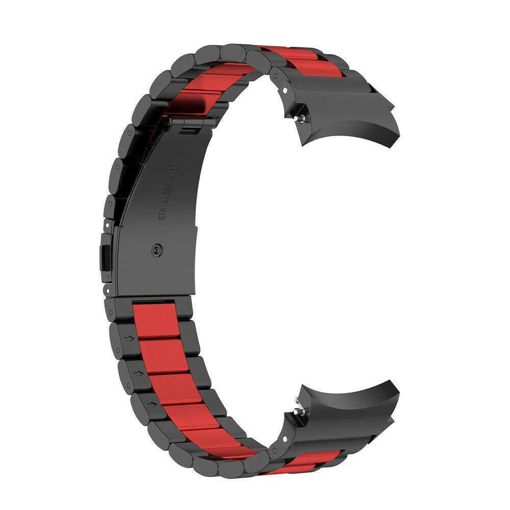 Schwarzes und rotes Uhrenarmband aus Edelstahl. Das Armband ist gebogen, mit schwarzen Metallgliedern und roten Einsätzen, isoliert auf weißem Hintergrund.