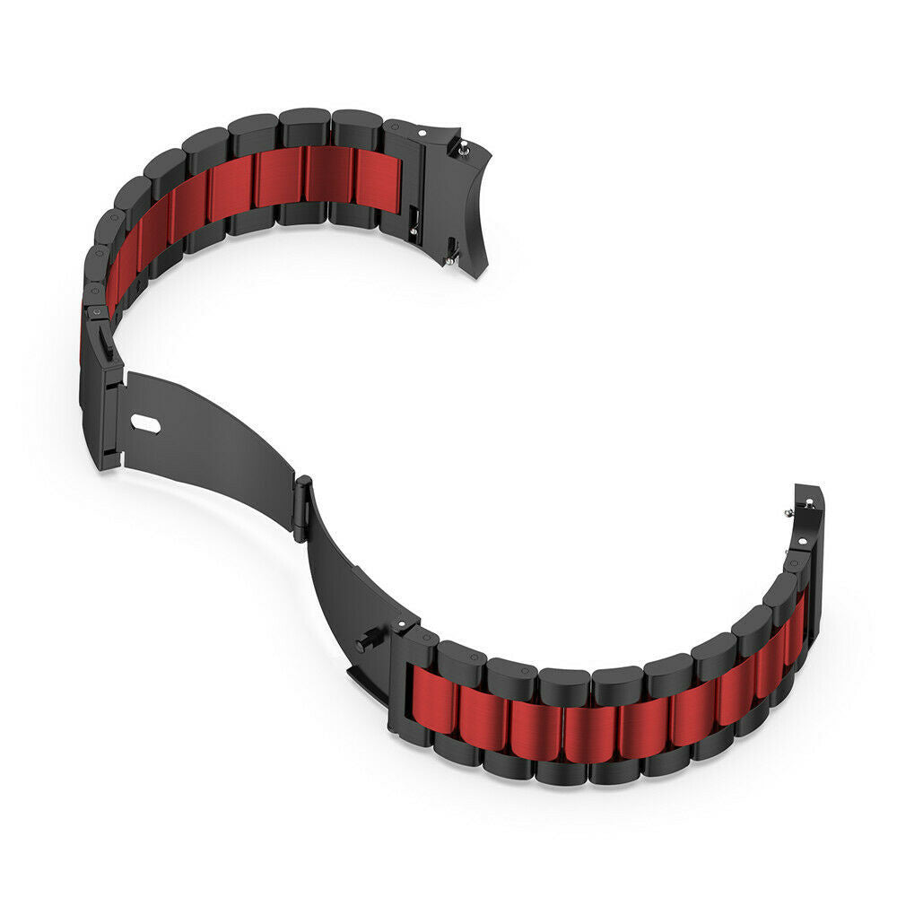 Armband, schwarze Metallglieder wechseln sich mit roten Segmenten ab, am Verschluss getrennt, vor weißem Hintergrund.