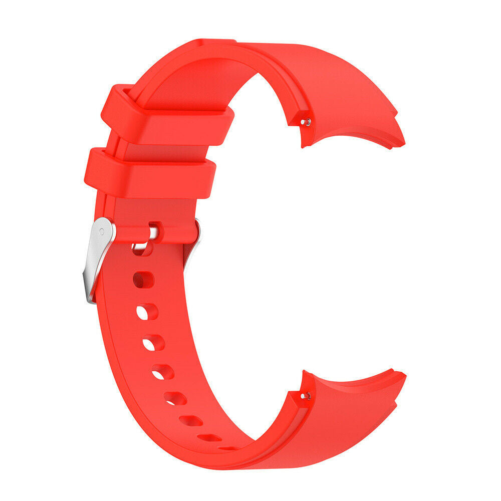 Ein rotes Armband, C-förmig, mit silberner Schnalle und Löchern zur Anpassung, vor weißem Hintergrund.