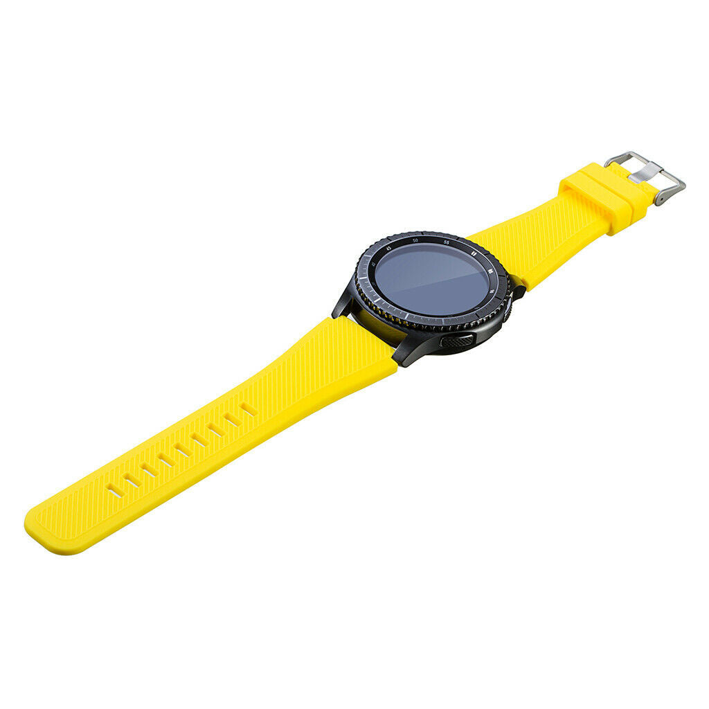 Eine schwarze Smartwatch mit gelbem Armband wird diagonal vor weißem Hintergrund angezeigt. Das Armband hat eine strukturierte Oberfläche.