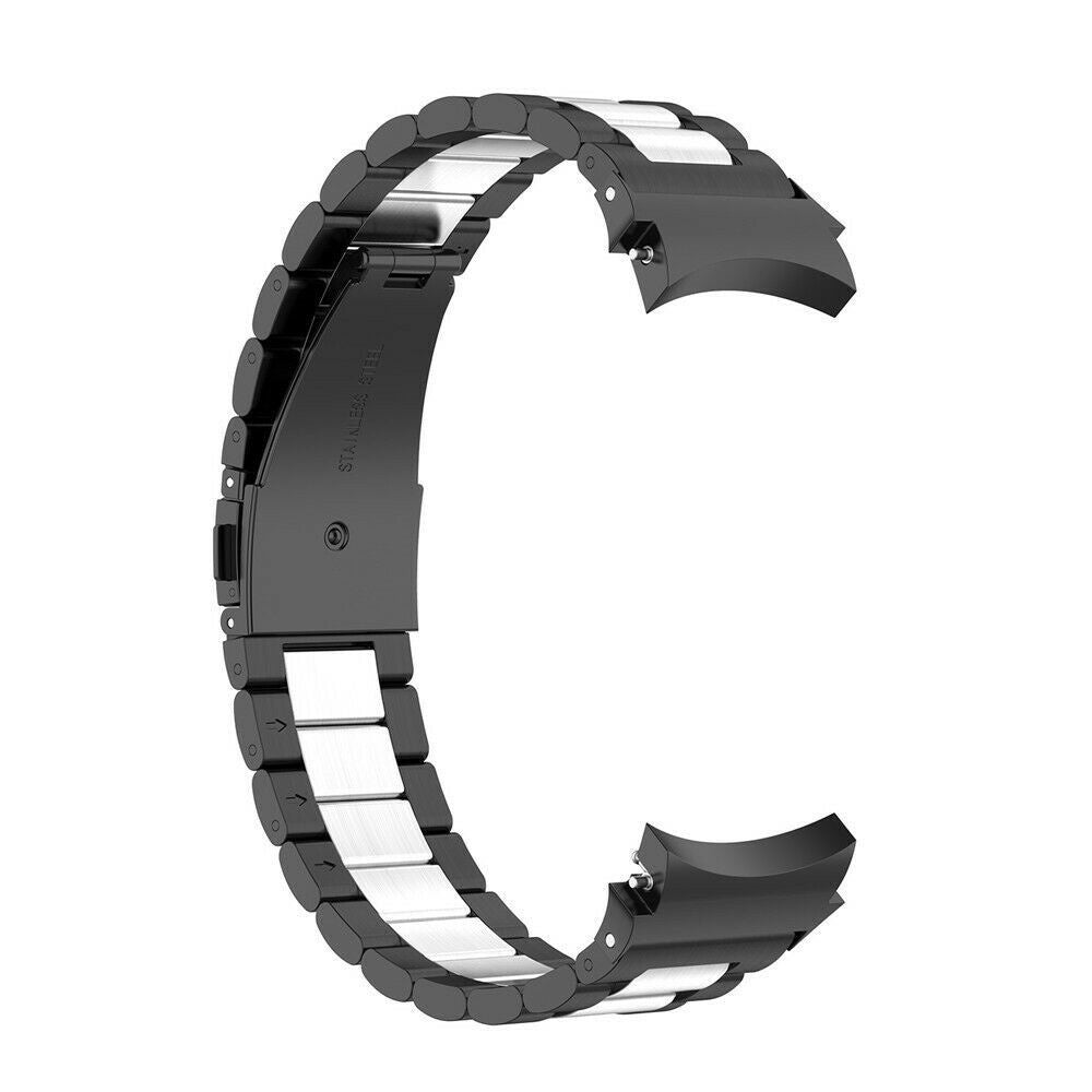 Ein gebogenes Uhrenarmband aus schwarzem und silbernem Edelstahl mit Verschluss. Das Armband hat die Form eines „C“ vor weißem Hintergrund.