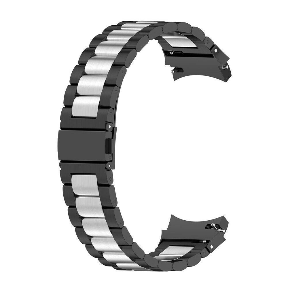 Ein gebogenes Uhrenarmband mit abwechselnd schwarzen und silbernen Metallgliedern. Das Armband verläuft nach rechts auf weißem Hintergrund.