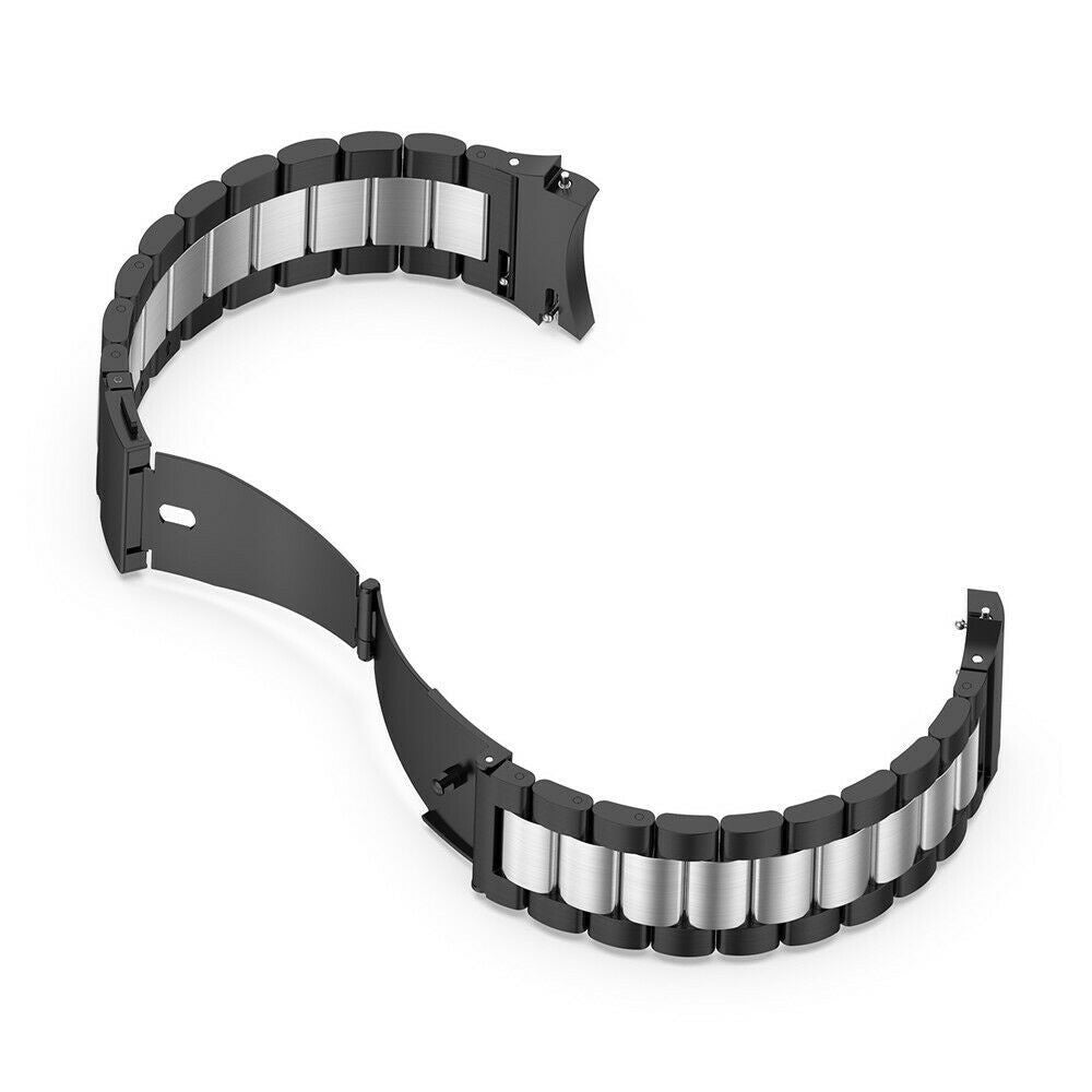 Ein Metall-Uhrenarmband. Es hat schwarze und silberne Glieder, die sich vor einem weißen Hintergrund in 'C'-Form krümmen. Das Band ist offen.