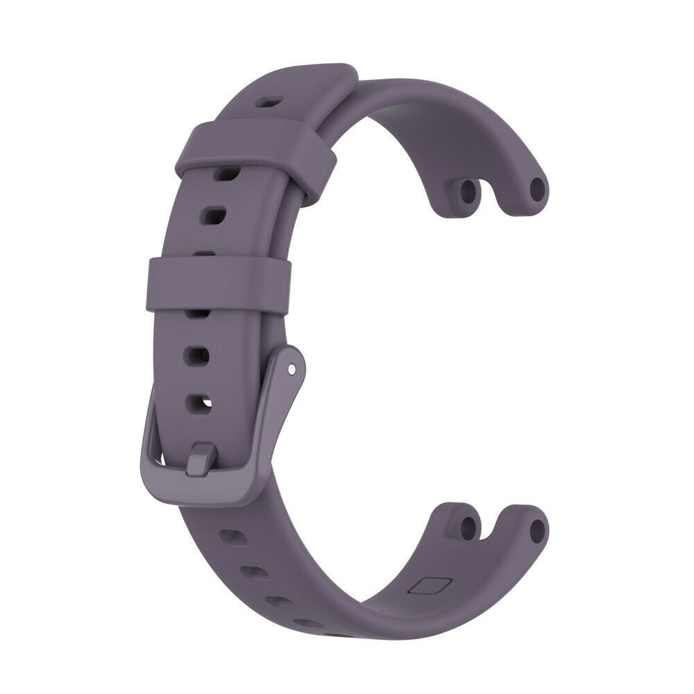 Ein lilafarbenes Smartwatch-Armband wird gezeigt. Es hat Löcher zur Anpassung und eine Schnalle, die am Gehäuse befestigt wird.