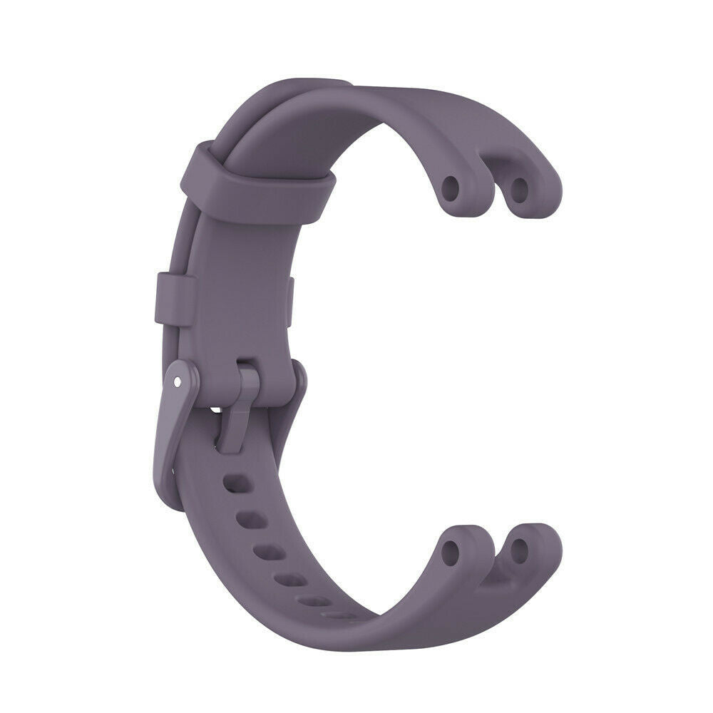 Ein lavendelfarbenes Uhrenarmband wird vor einem weißen Hintergrund gezeigt. Das Band ist gebogen und hat Löcher und einen Verschluss.
