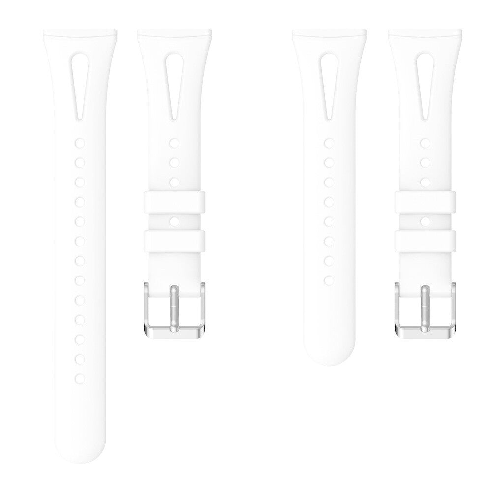 Vier weiße Uhrenarmbänder auf weißem Hintergrund. Jedes Armband hat Löcher, eine Schnalle und ein rechteckiges Design.