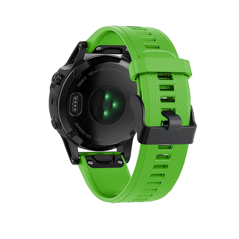 Eine schwarze Smartwatch mit grünem Armband wird angezeigt. Die Uhr hat ein schwarzes Zifferblatt mit Text und grünen Sensoren.