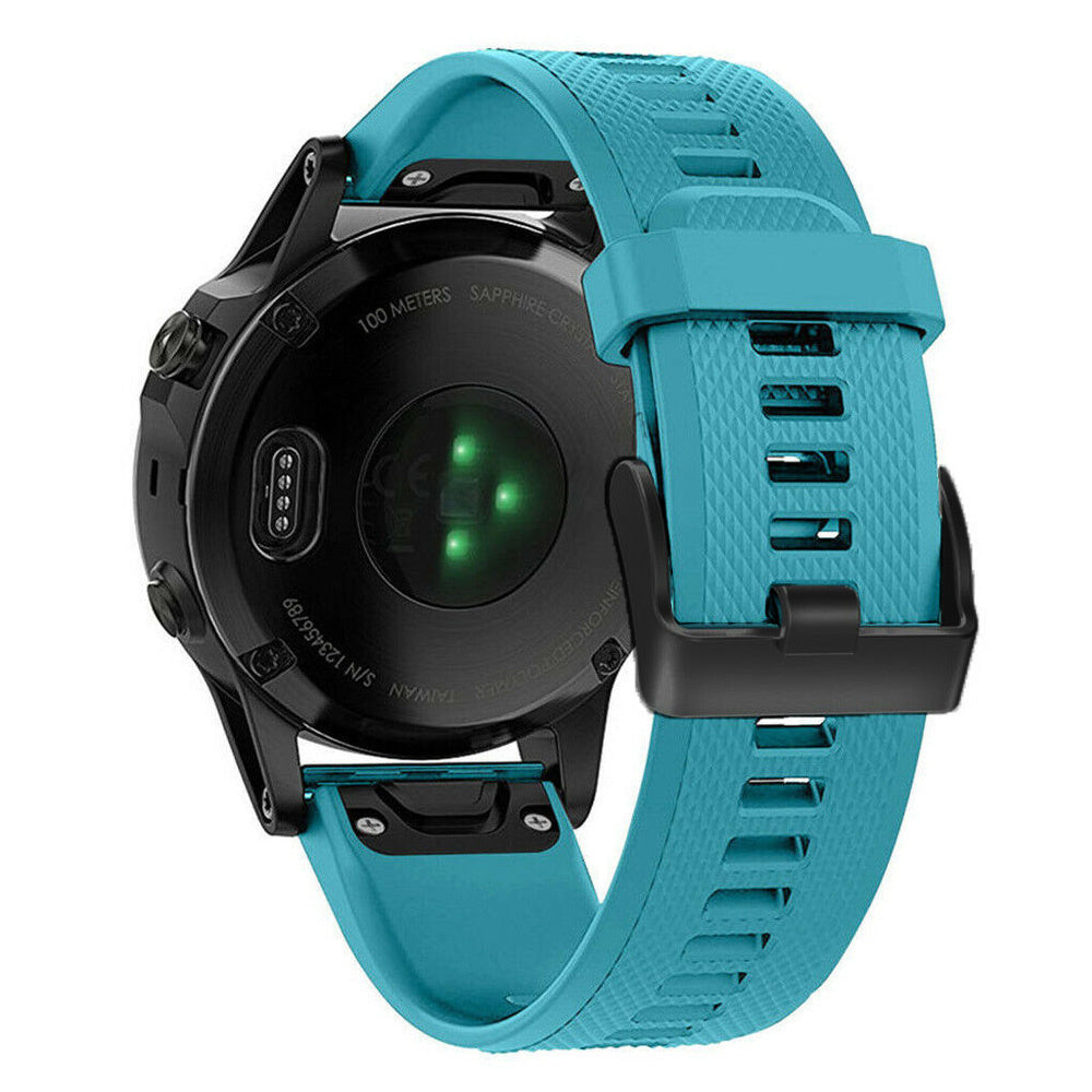 Eine schwarze Smartwatch mit blauem Armband. Die Rückseite zeigt Sensoren und Markierungen. Das Armband ist mit schwarzer Hardware verbunden.