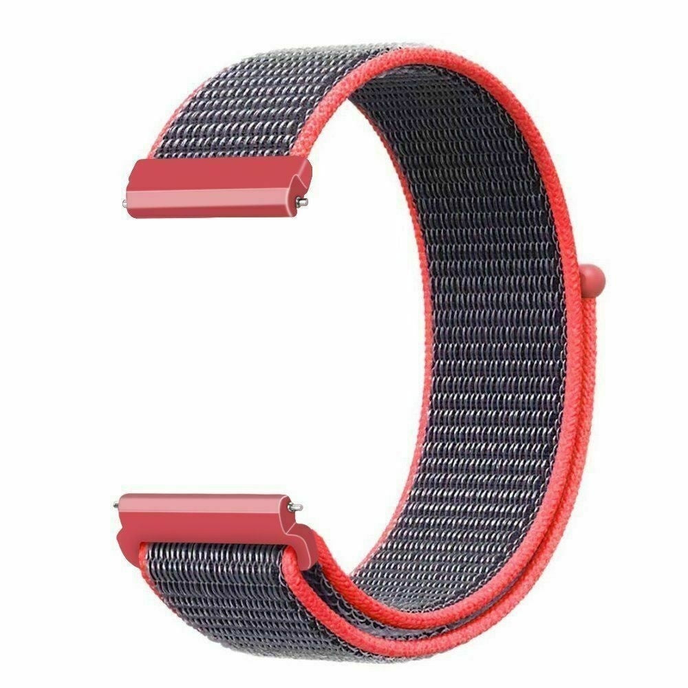 Ein gebogenes Uhrenarmband mit einem schwarz-grau gewebten Mittelteil, rot eingefasst. Rote Verschlüsse und ein kleiner roter Knauf sind sichtbar.